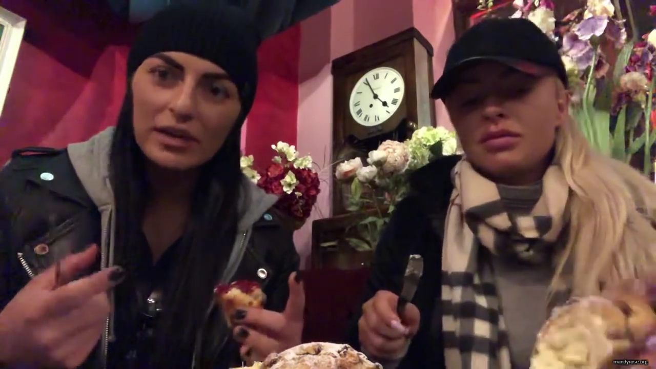 SPECIAL_Episode_of_DAMANDYZ_DONUTZ_in_Manchester_England_at_Richmond_Tea_Rooms21_________mp40076.jpg