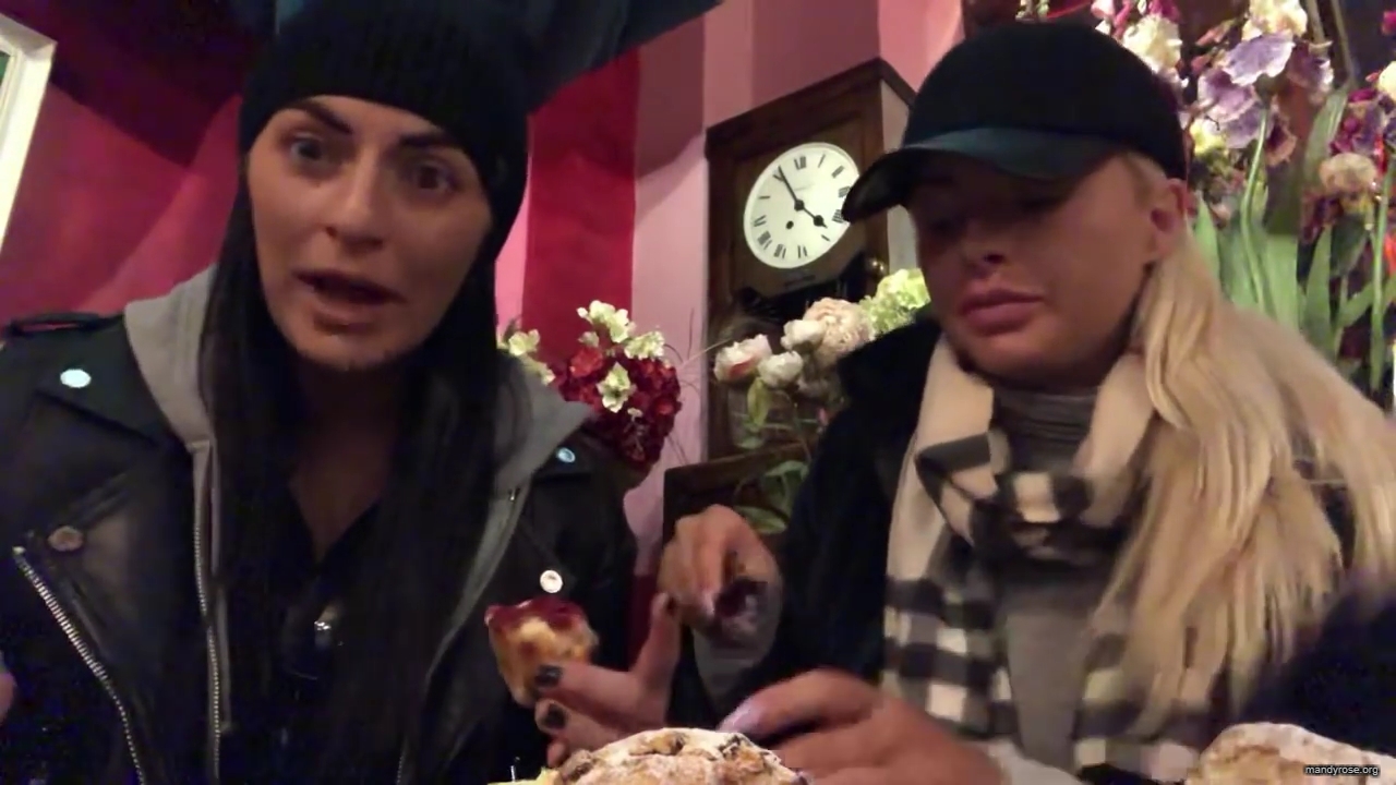 SPECIAL_Episode_of_DAMANDYZ_DONUTZ_in_Manchester_England_at_Richmond_Tea_Rooms21_________mp40077.jpg