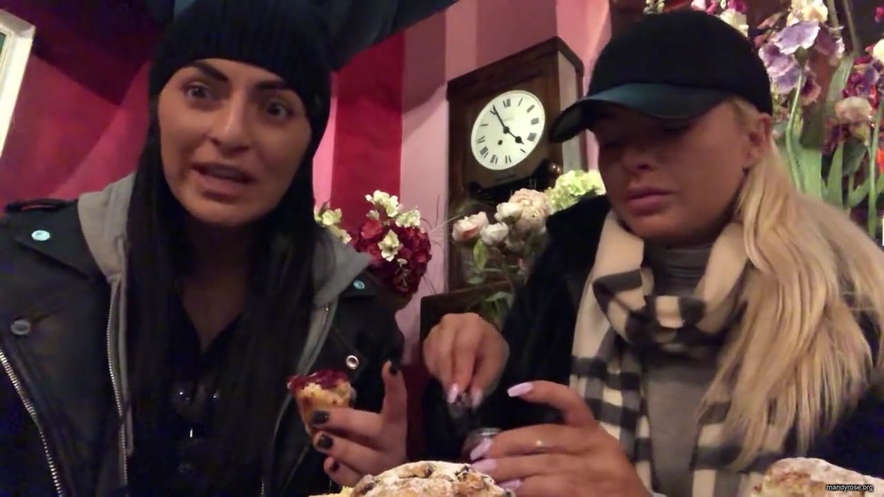 SPECIAL_Episode_of_DAMANDYZ_DONUTZ_in_Manchester_England_at_Richmond_Tea_Rooms21_________mp40078.jpg