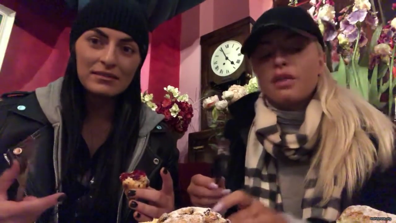 SPECIAL_Episode_of_DAMANDYZ_DONUTZ_in_Manchester_England_at_Richmond_Tea_Rooms21_________mp40080.jpg