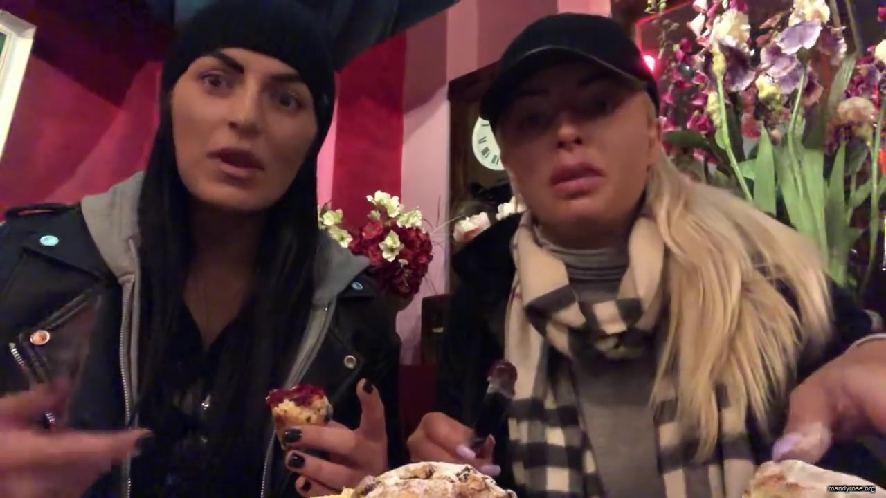 SPECIAL_Episode_of_DAMANDYZ_DONUTZ_in_Manchester_England_at_Richmond_Tea_Rooms21_________mp40081.jpg