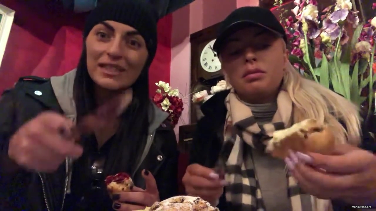 SPECIAL_Episode_of_DAMANDYZ_DONUTZ_in_Manchester_England_at_Richmond_Tea_Rooms21_________mp40082.jpg