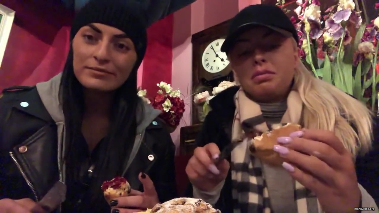 SPECIAL_Episode_of_DAMANDYZ_DONUTZ_in_Manchester_England_at_Richmond_Tea_Rooms21_________mp40083.jpg