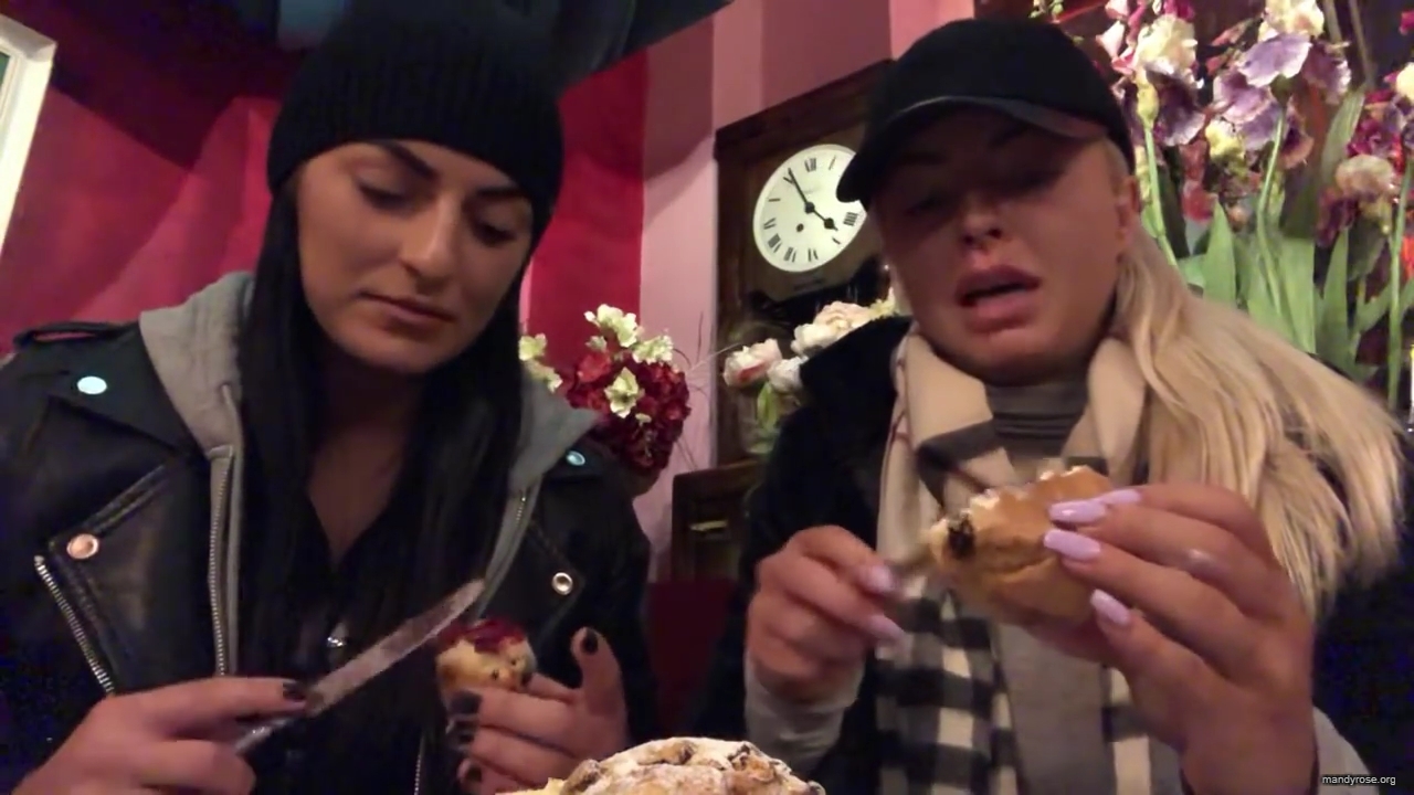 SPECIAL_Episode_of_DAMANDYZ_DONUTZ_in_Manchester_England_at_Richmond_Tea_Rooms21_________mp40084.jpg