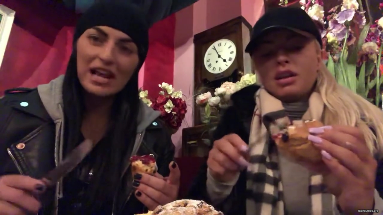 SPECIAL_Episode_of_DAMANDYZ_DONUTZ_in_Manchester_England_at_Richmond_Tea_Rooms21_________mp40085.jpg