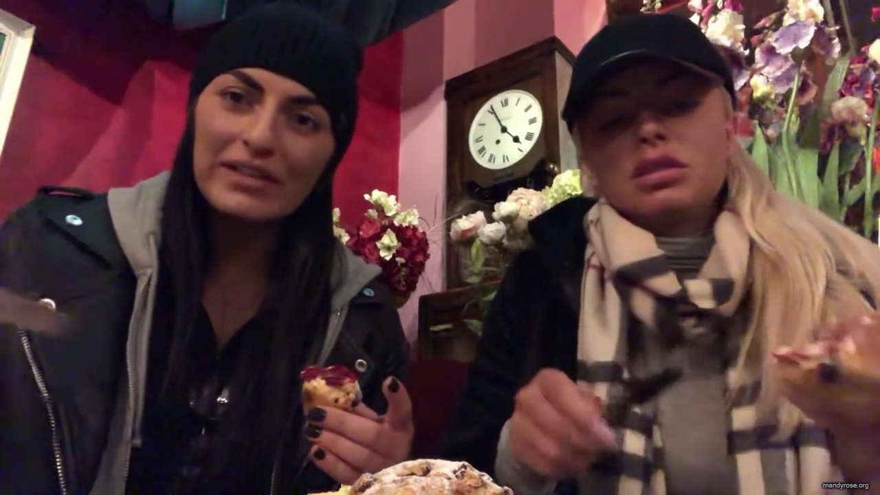 SPECIAL_Episode_of_DAMANDYZ_DONUTZ_in_Manchester_England_at_Richmond_Tea_Rooms21_________mp40086.jpg