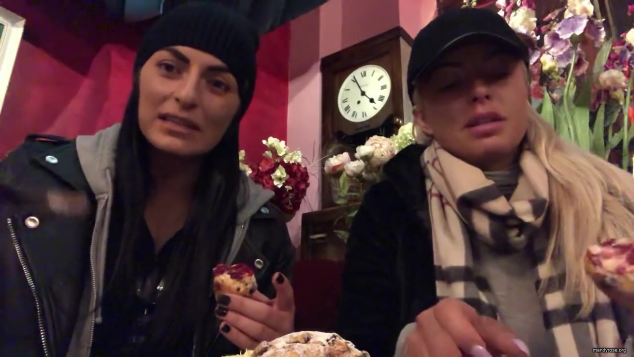 SPECIAL_Episode_of_DAMANDYZ_DONUTZ_in_Manchester_England_at_Richmond_Tea_Rooms21_________mp40087.jpg