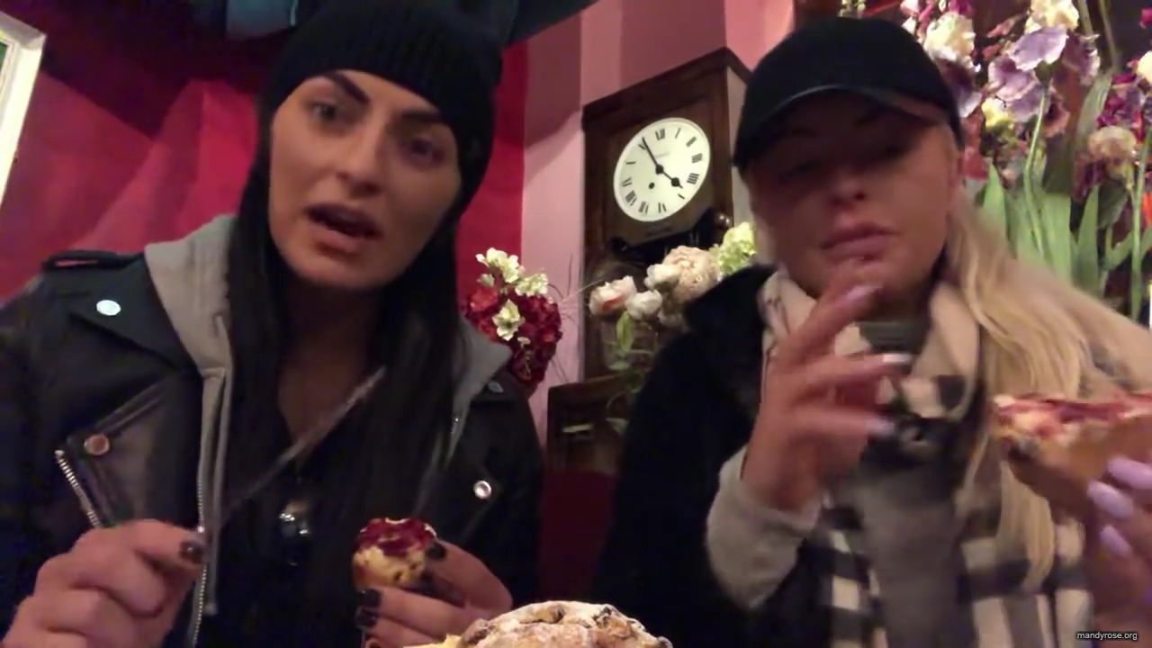 SPECIAL_Episode_of_DAMANDYZ_DONUTZ_in_Manchester_England_at_Richmond_Tea_Rooms21_________mp40089.jpg