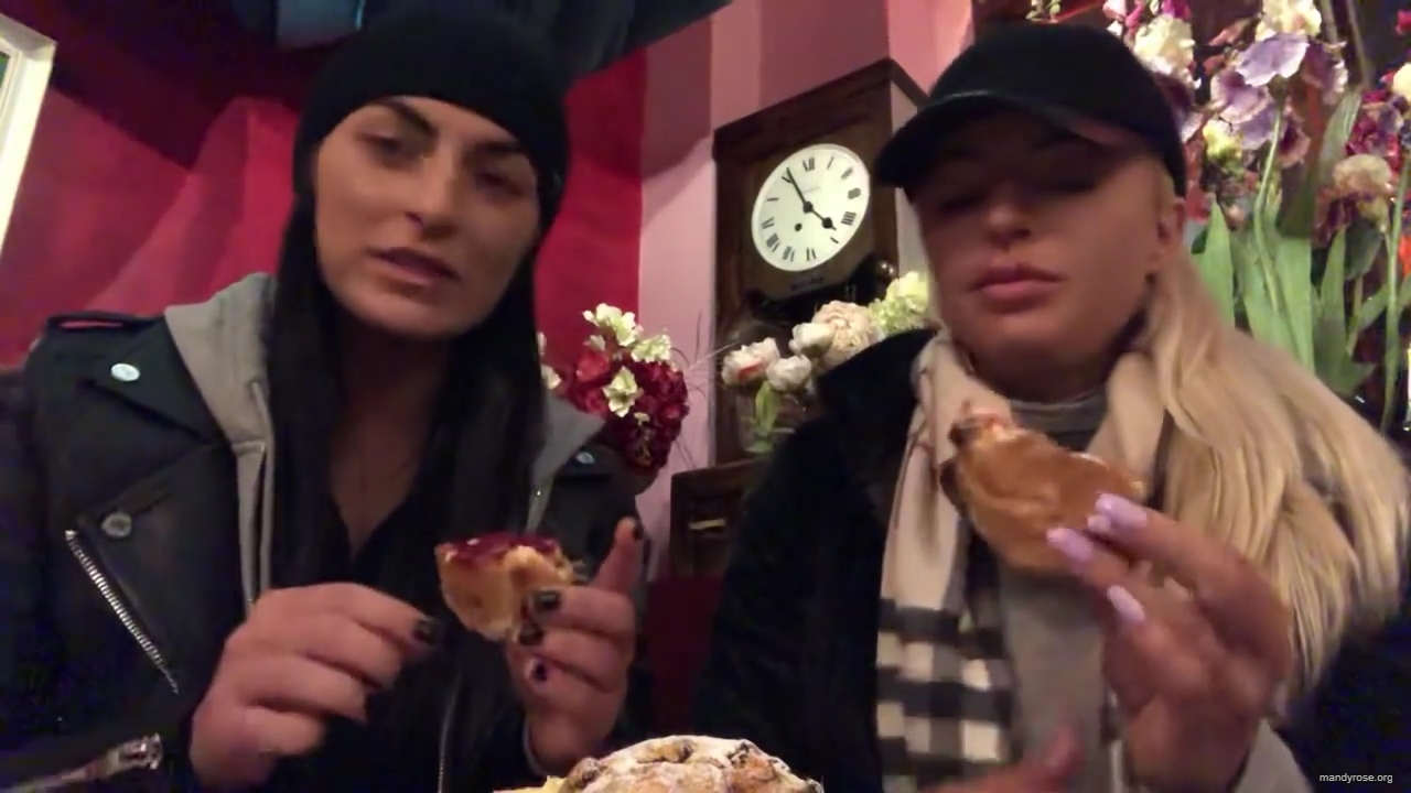 SPECIAL_Episode_of_DAMANDYZ_DONUTZ_in_Manchester_England_at_Richmond_Tea_Rooms21_________mp40091.jpg