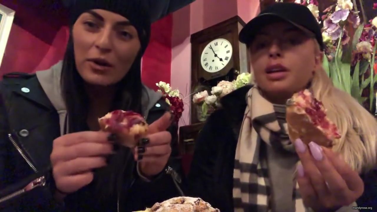SPECIAL_Episode_of_DAMANDYZ_DONUTZ_in_Manchester_England_at_Richmond_Tea_Rooms21_________mp40092.jpg