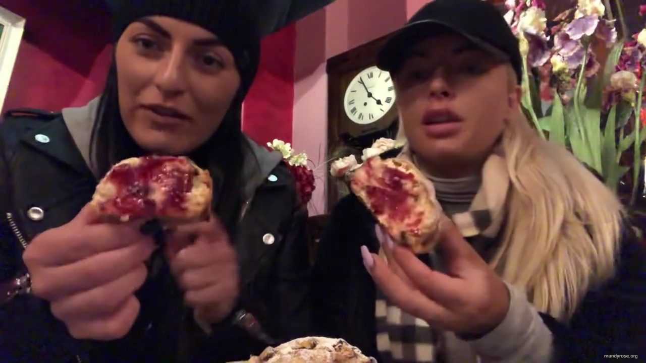 SPECIAL_Episode_of_DAMANDYZ_DONUTZ_in_Manchester_England_at_Richmond_Tea_Rooms21_________mp40093.jpg