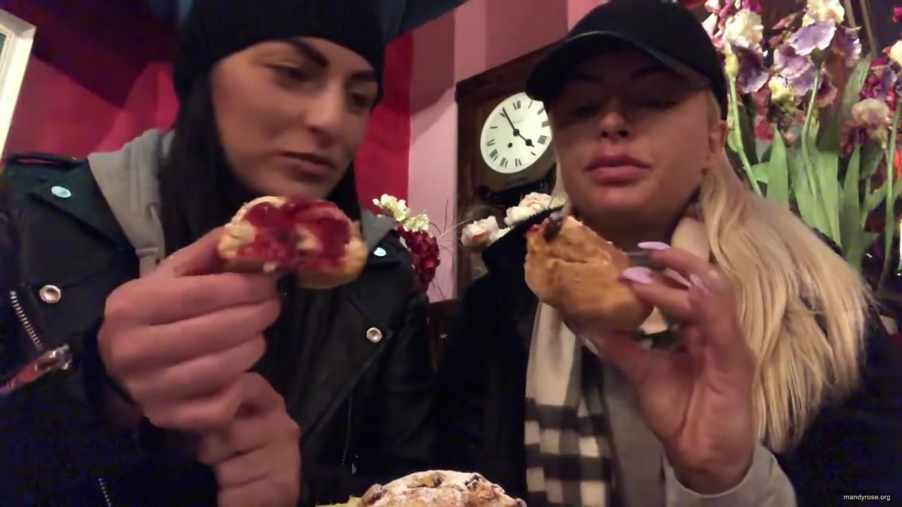 SPECIAL_Episode_of_DAMANDYZ_DONUTZ_in_Manchester_England_at_Richmond_Tea_Rooms21_________mp40094.jpg