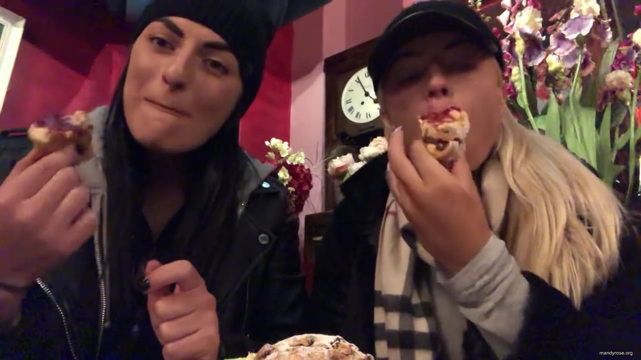 SPECIAL_Episode_of_DAMANDYZ_DONUTZ_in_Manchester_England_at_Richmond_Tea_Rooms21_________mp40099.jpg