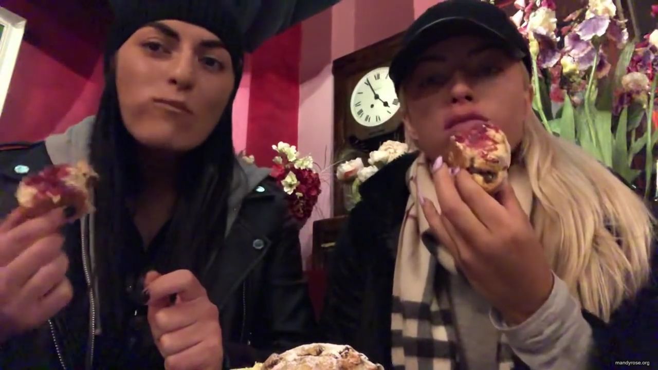 SPECIAL_Episode_of_DAMANDYZ_DONUTZ_in_Manchester_England_at_Richmond_Tea_Rooms21_________mp40100.jpg