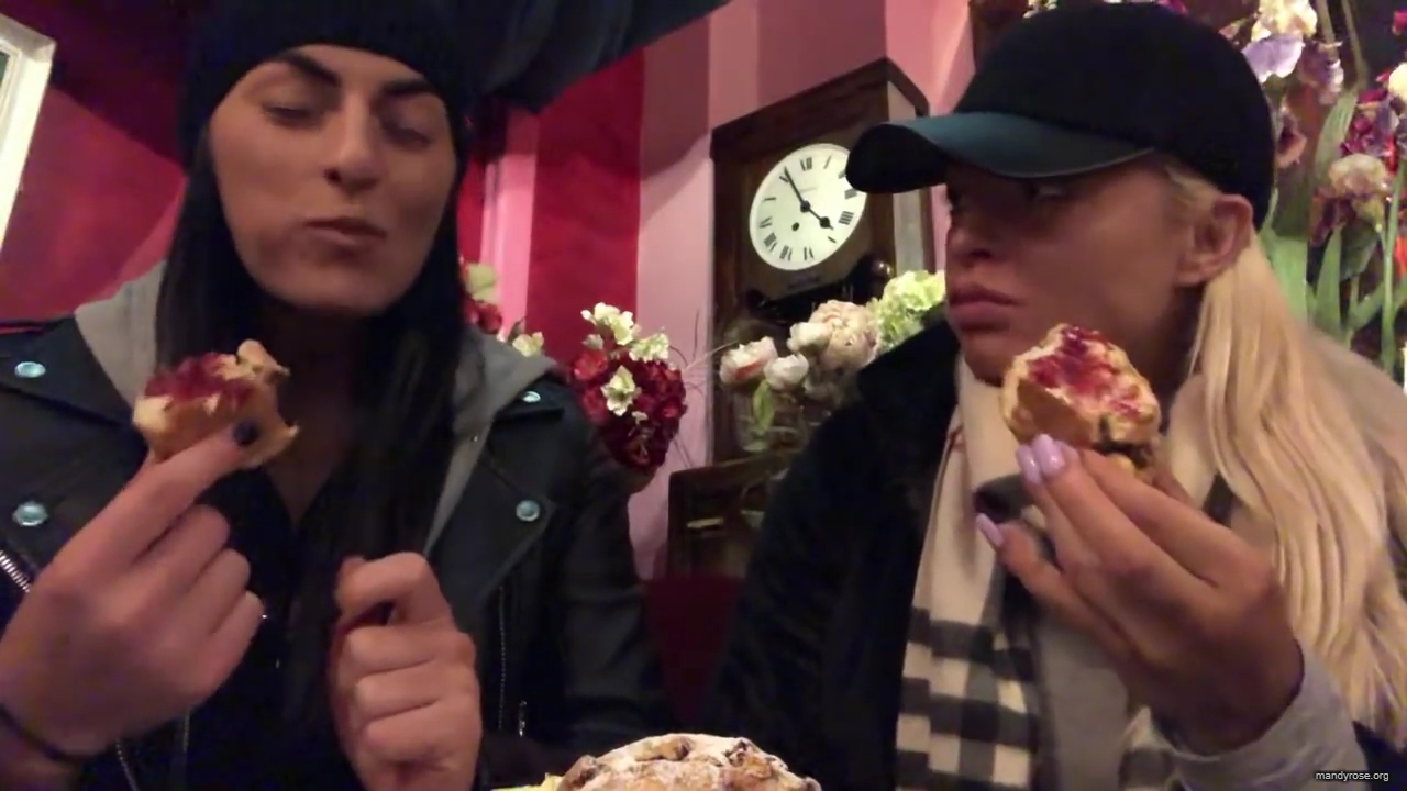 SPECIAL_Episode_of_DAMANDYZ_DONUTZ_in_Manchester_England_at_Richmond_Tea_Rooms21_________mp40102.jpg