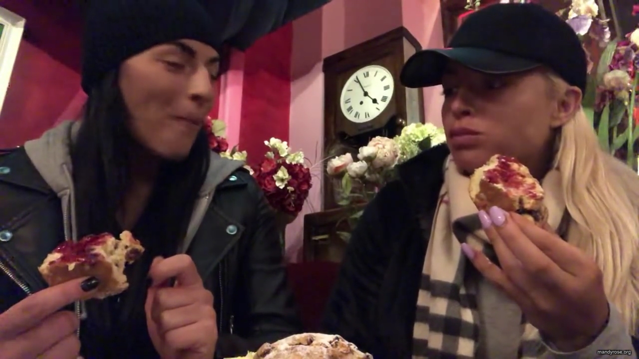 SPECIAL_Episode_of_DAMANDYZ_DONUTZ_in_Manchester_England_at_Richmond_Tea_Rooms21_________mp40104.jpg
