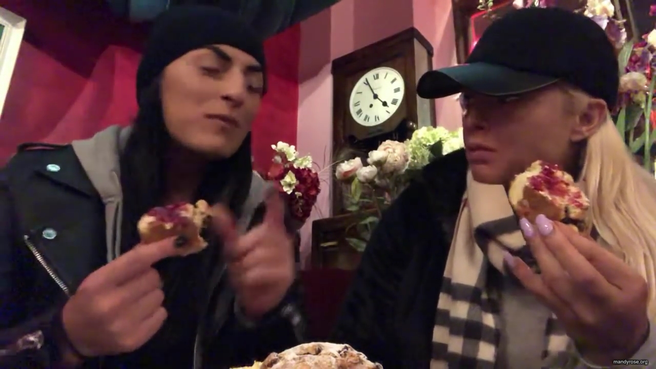 SPECIAL_Episode_of_DAMANDYZ_DONUTZ_in_Manchester_England_at_Richmond_Tea_Rooms21_________mp40105.jpg