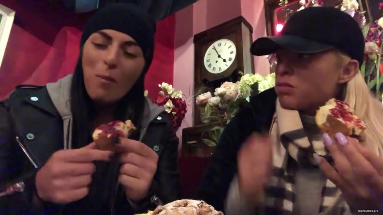 SPECIAL_Episode_of_DAMANDYZ_DONUTZ_in_Manchester_England_at_Richmond_Tea_Rooms21_________mp40106.jpg