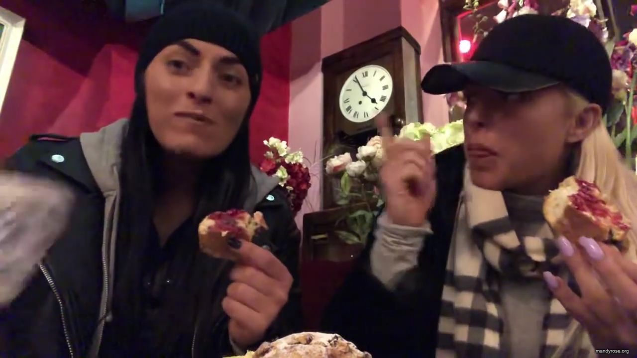 SPECIAL_Episode_of_DAMANDYZ_DONUTZ_in_Manchester_England_at_Richmond_Tea_Rooms21_________mp40107.jpg