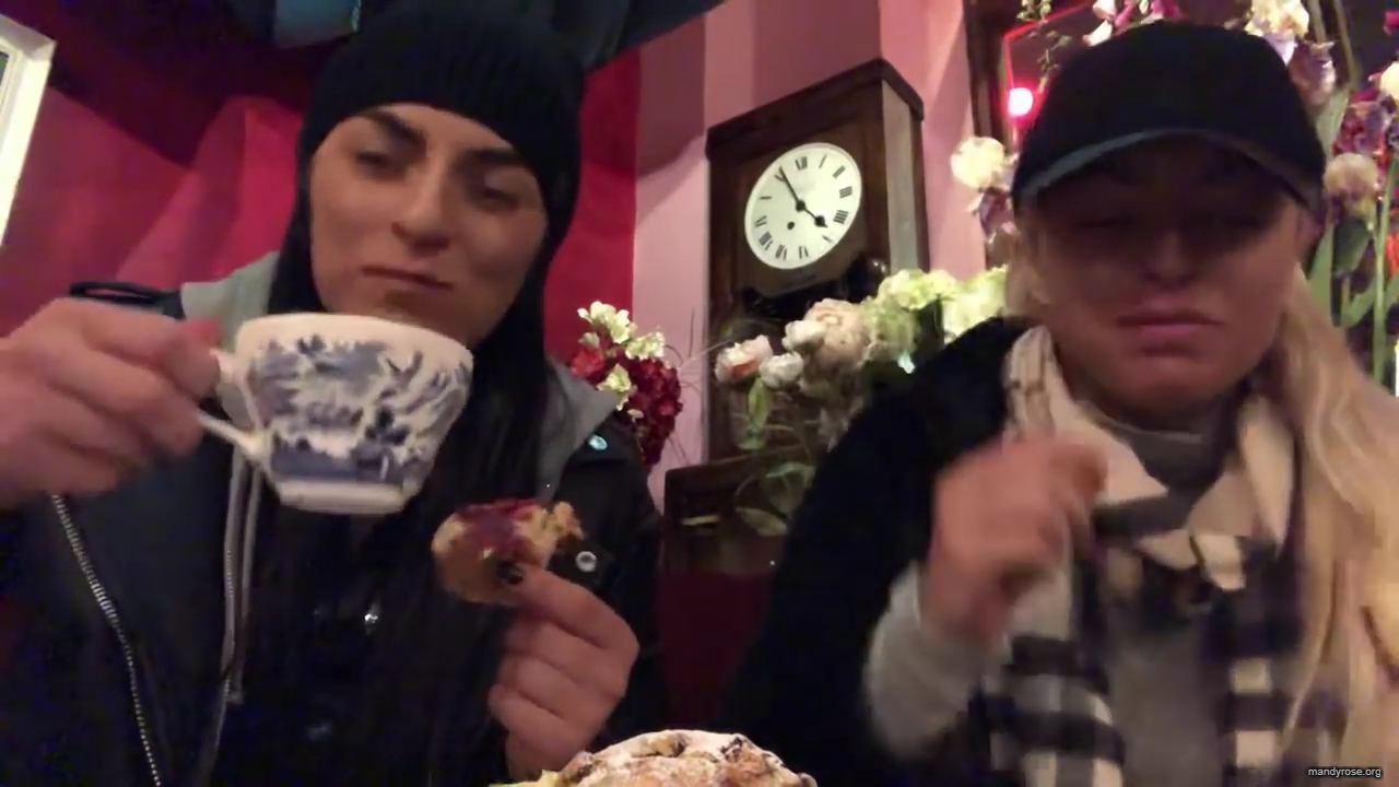 SPECIAL_Episode_of_DAMANDYZ_DONUTZ_in_Manchester_England_at_Richmond_Tea_Rooms21_________mp40108.jpg