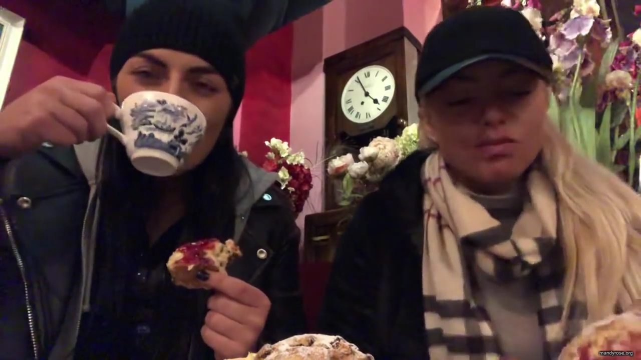 SPECIAL_Episode_of_DAMANDYZ_DONUTZ_in_Manchester_England_at_Richmond_Tea_Rooms21_________mp40109.jpg