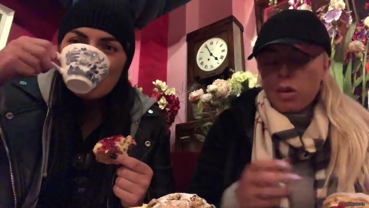 SPECIAL_Episode_of_DAMANDYZ_DONUTZ_in_Manchester_England_at_Richmond_Tea_Rooms21_________mp40110.jpg
