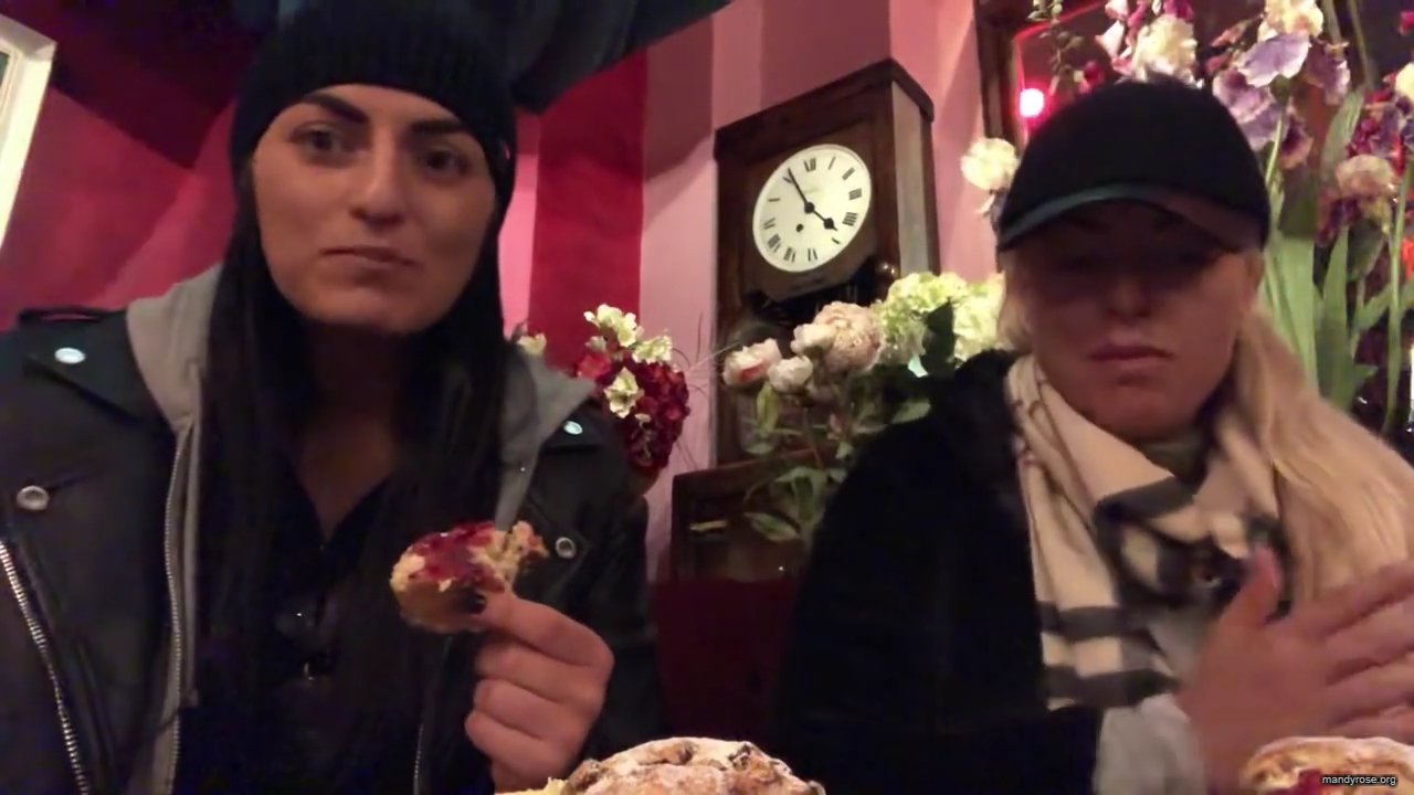 SPECIAL_Episode_of_DAMANDYZ_DONUTZ_in_Manchester_England_at_Richmond_Tea_Rooms21_________mp40111.jpg