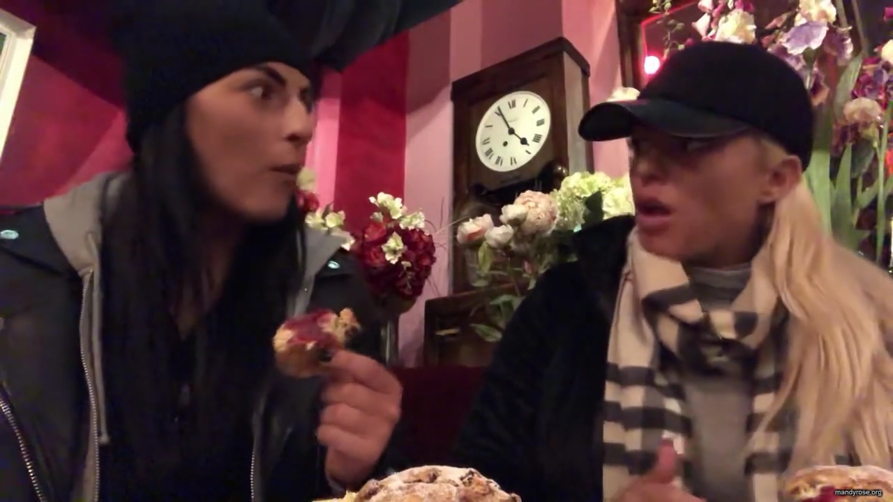 SPECIAL_Episode_of_DAMANDYZ_DONUTZ_in_Manchester_England_at_Richmond_Tea_Rooms21_________mp40112.jpg