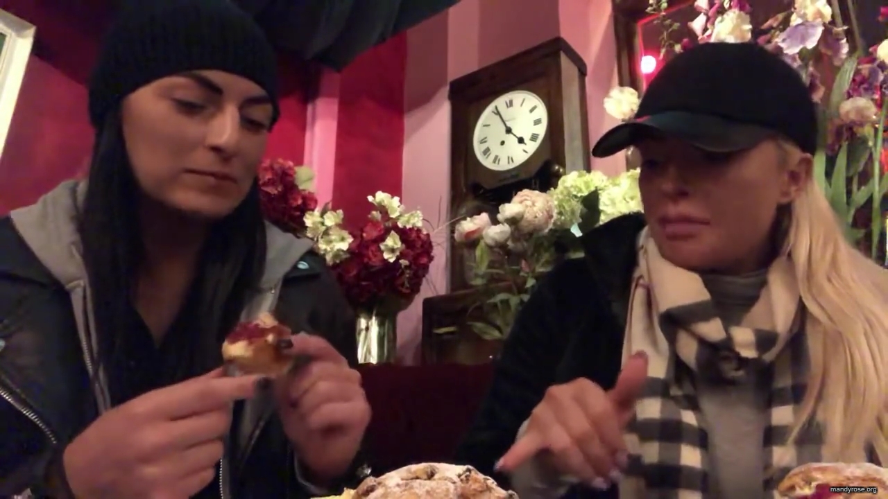 SPECIAL_Episode_of_DAMANDYZ_DONUTZ_in_Manchester_England_at_Richmond_Tea_Rooms21_________mp40114.jpg