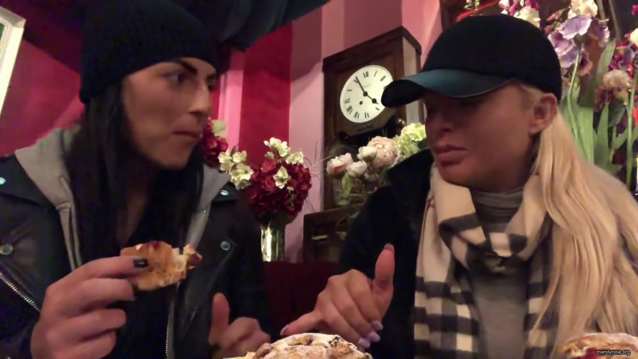 SPECIAL_Episode_of_DAMANDYZ_DONUTZ_in_Manchester_England_at_Richmond_Tea_Rooms21_________mp40116.jpg