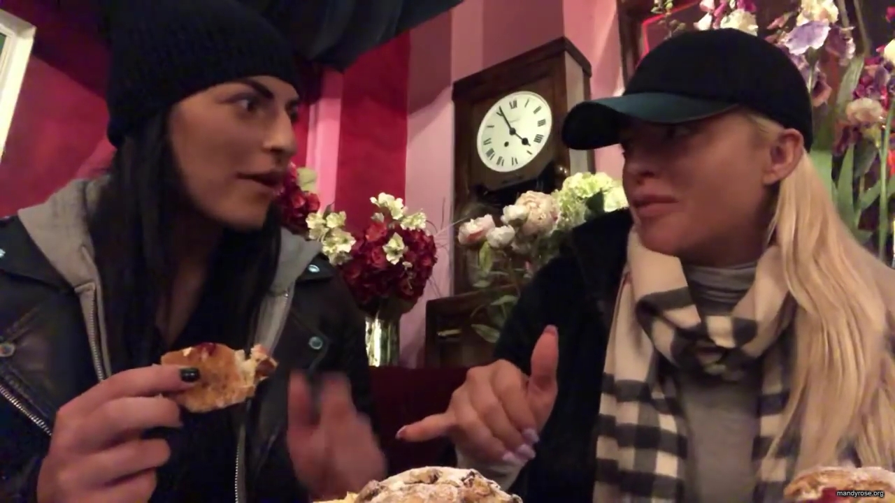 SPECIAL_Episode_of_DAMANDYZ_DONUTZ_in_Manchester_England_at_Richmond_Tea_Rooms21_________mp40117.jpg