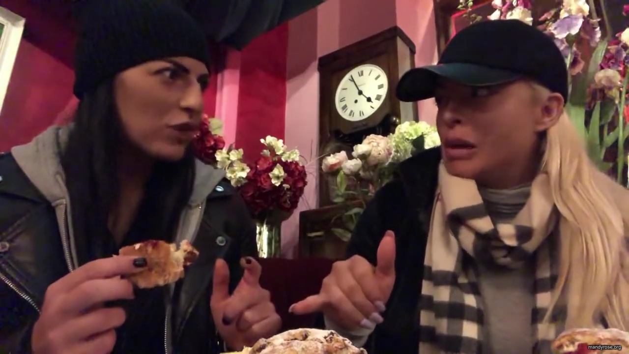 SPECIAL_Episode_of_DAMANDYZ_DONUTZ_in_Manchester_England_at_Richmond_Tea_Rooms21_________mp40118.jpg