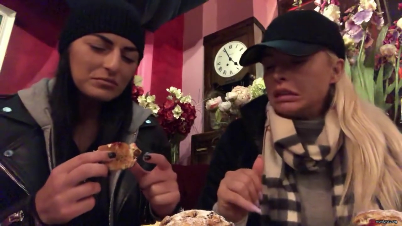 SPECIAL_Episode_of_DAMANDYZ_DONUTZ_in_Manchester_England_at_Richmond_Tea_Rooms21_________mp40119.jpg