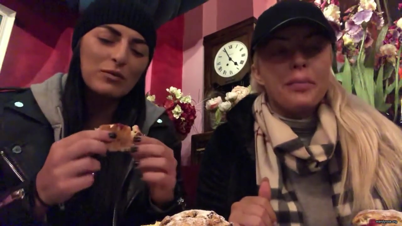 SPECIAL_Episode_of_DAMANDYZ_DONUTZ_in_Manchester_England_at_Richmond_Tea_Rooms21_________mp40120.jpg