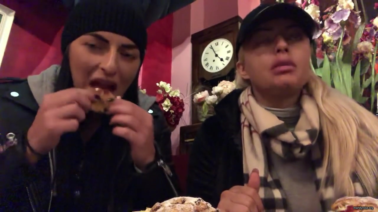 SPECIAL_Episode_of_DAMANDYZ_DONUTZ_in_Manchester_England_at_Richmond_Tea_Rooms21_________mp40121.jpg