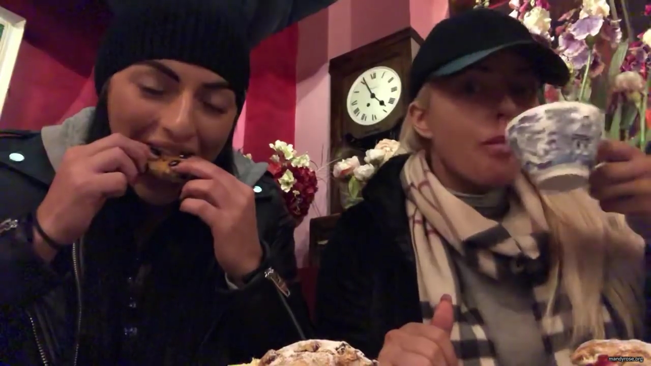SPECIAL_Episode_of_DAMANDYZ_DONUTZ_in_Manchester_England_at_Richmond_Tea_Rooms21_________mp40122.jpg