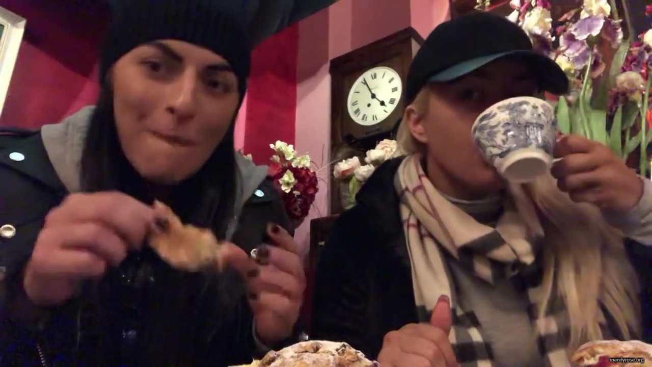 SPECIAL_Episode_of_DAMANDYZ_DONUTZ_in_Manchester_England_at_Richmond_Tea_Rooms21_________mp40123.jpg