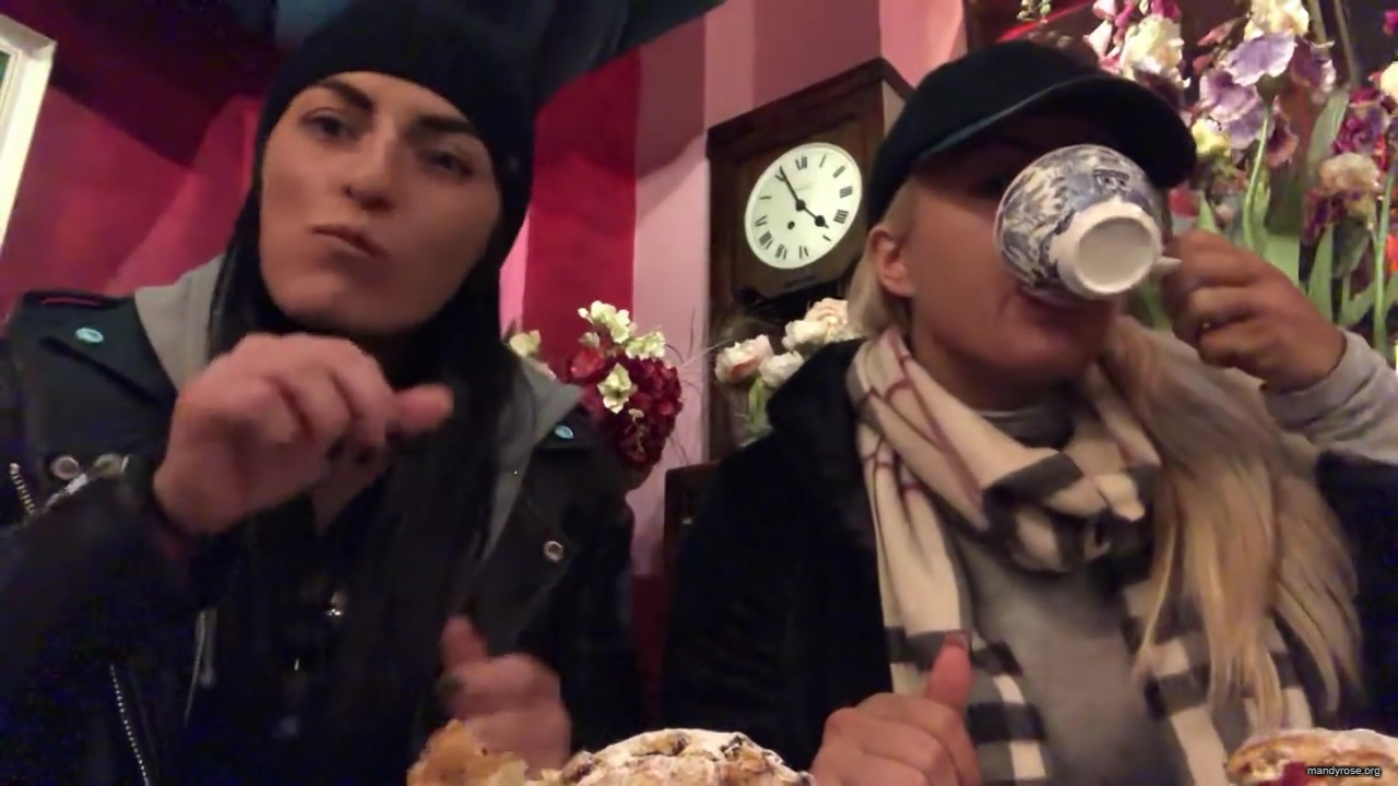 SPECIAL_Episode_of_DAMANDYZ_DONUTZ_in_Manchester_England_at_Richmond_Tea_Rooms21_________mp40124.jpg