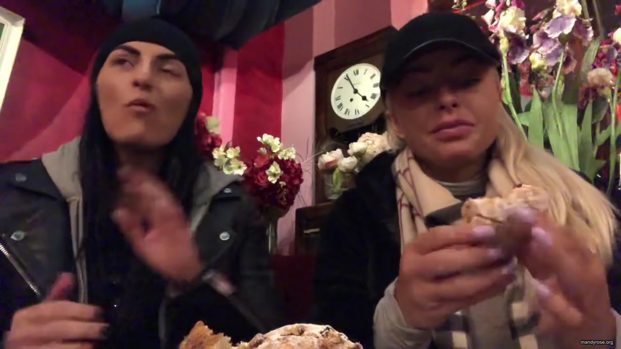 SPECIAL_Episode_of_DAMANDYZ_DONUTZ_in_Manchester_England_at_Richmond_Tea_Rooms21_________mp40128.jpg