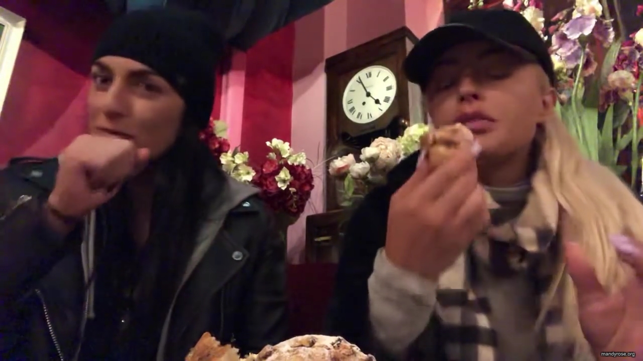 SPECIAL_Episode_of_DAMANDYZ_DONUTZ_in_Manchester_England_at_Richmond_Tea_Rooms21_________mp40129.jpg