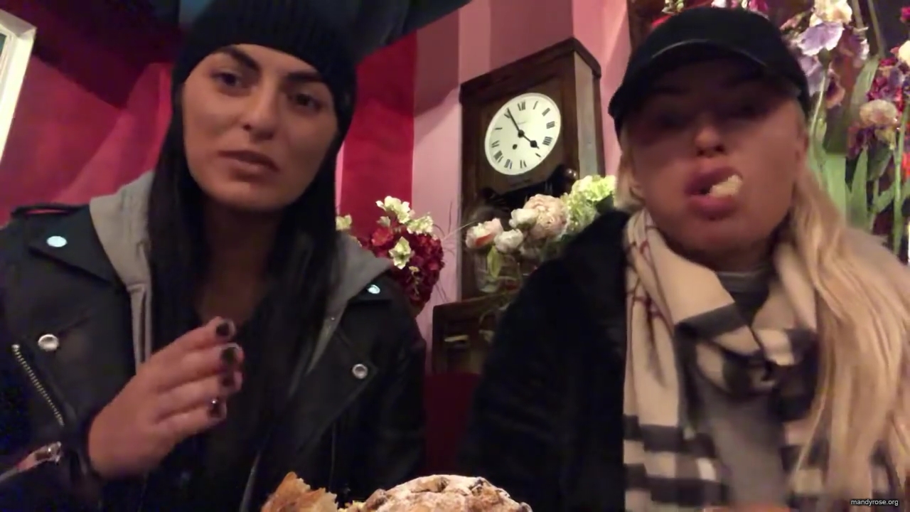 SPECIAL_Episode_of_DAMANDYZ_DONUTZ_in_Manchester_England_at_Richmond_Tea_Rooms21_________mp40133.jpg