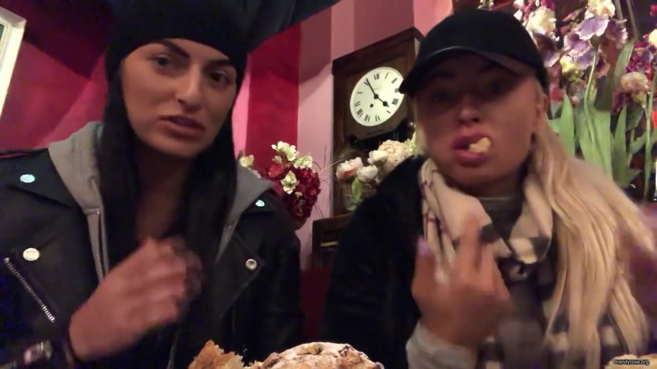 SPECIAL_Episode_of_DAMANDYZ_DONUTZ_in_Manchester_England_at_Richmond_Tea_Rooms21_________mp40134.jpg