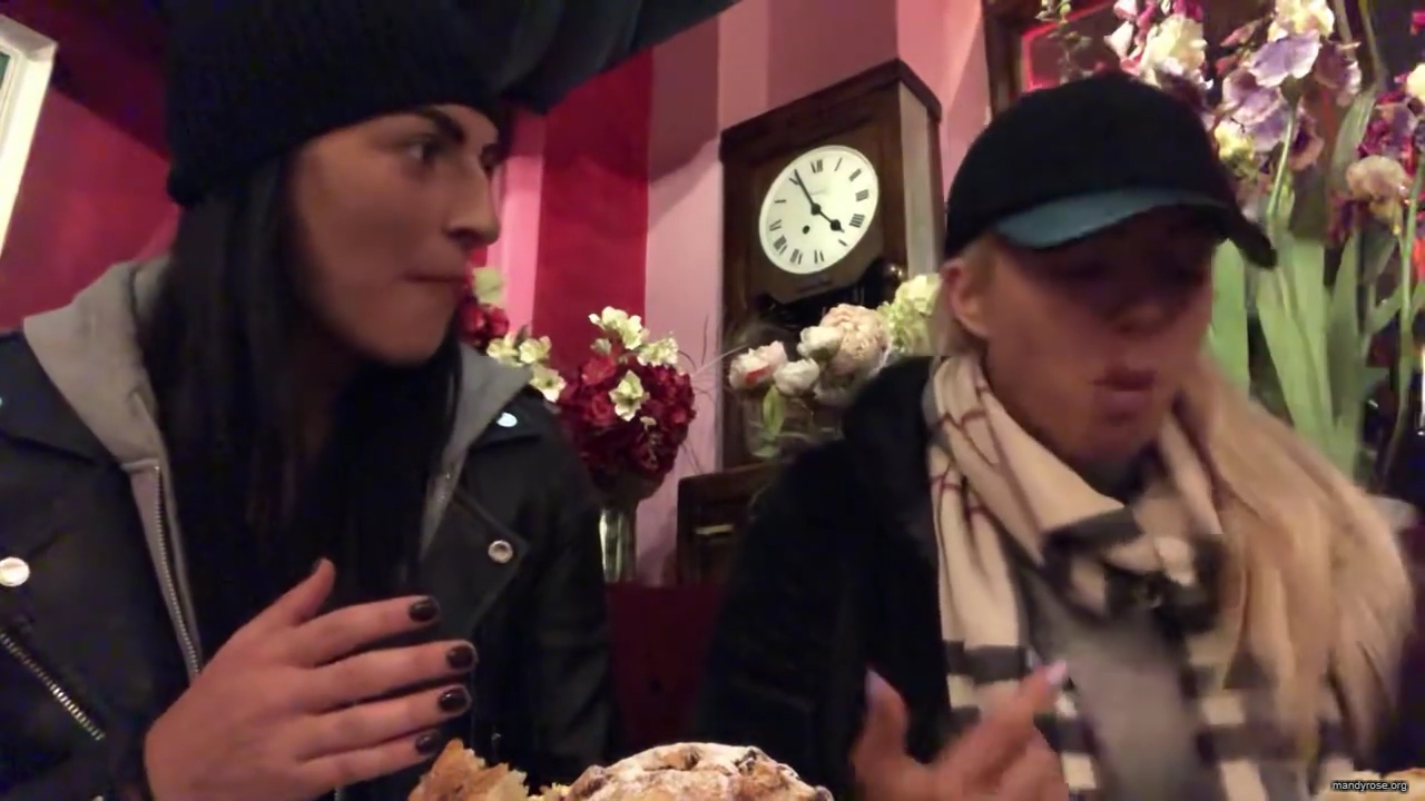 SPECIAL_Episode_of_DAMANDYZ_DONUTZ_in_Manchester_England_at_Richmond_Tea_Rooms21_________mp40135.jpg