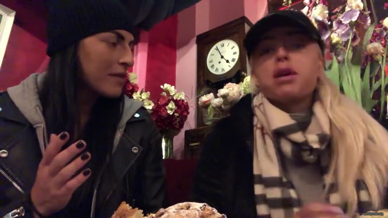SPECIAL_Episode_of_DAMANDYZ_DONUTZ_in_Manchester_England_at_Richmond_Tea_Rooms21_________mp40137.jpg