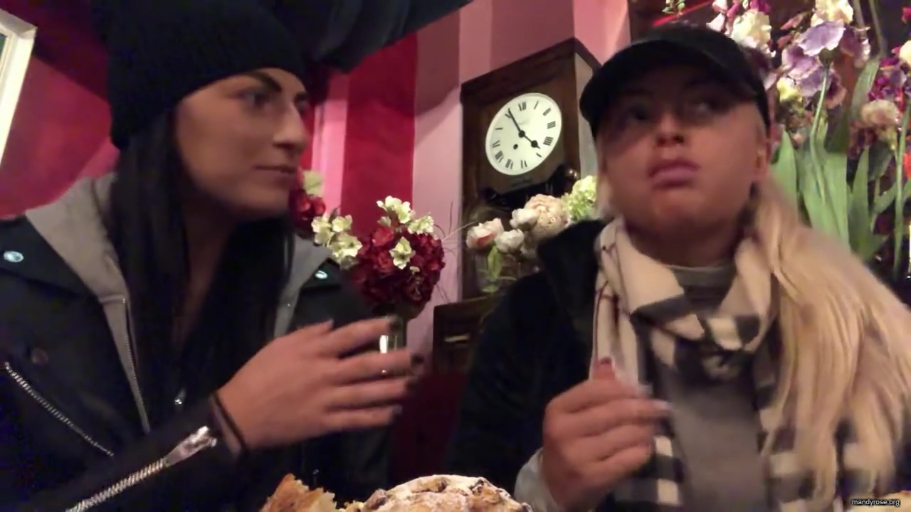 SPECIAL_Episode_of_DAMANDYZ_DONUTZ_in_Manchester_England_at_Richmond_Tea_Rooms21_________mp40142.jpg