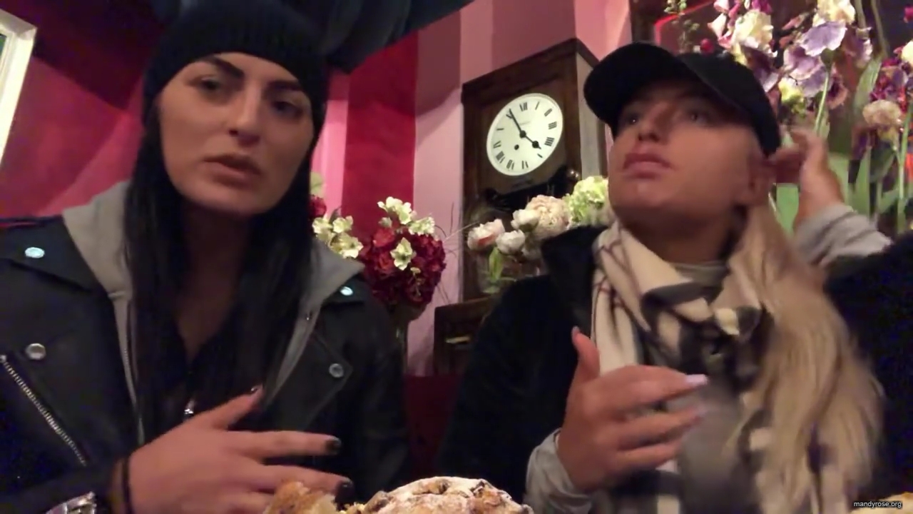 SPECIAL_Episode_of_DAMANDYZ_DONUTZ_in_Manchester_England_at_Richmond_Tea_Rooms21_________mp40143.jpg