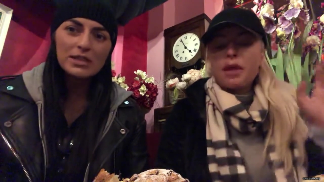 SPECIAL_Episode_of_DAMANDYZ_DONUTZ_in_Manchester_England_at_Richmond_Tea_Rooms21_________mp40145.jpg