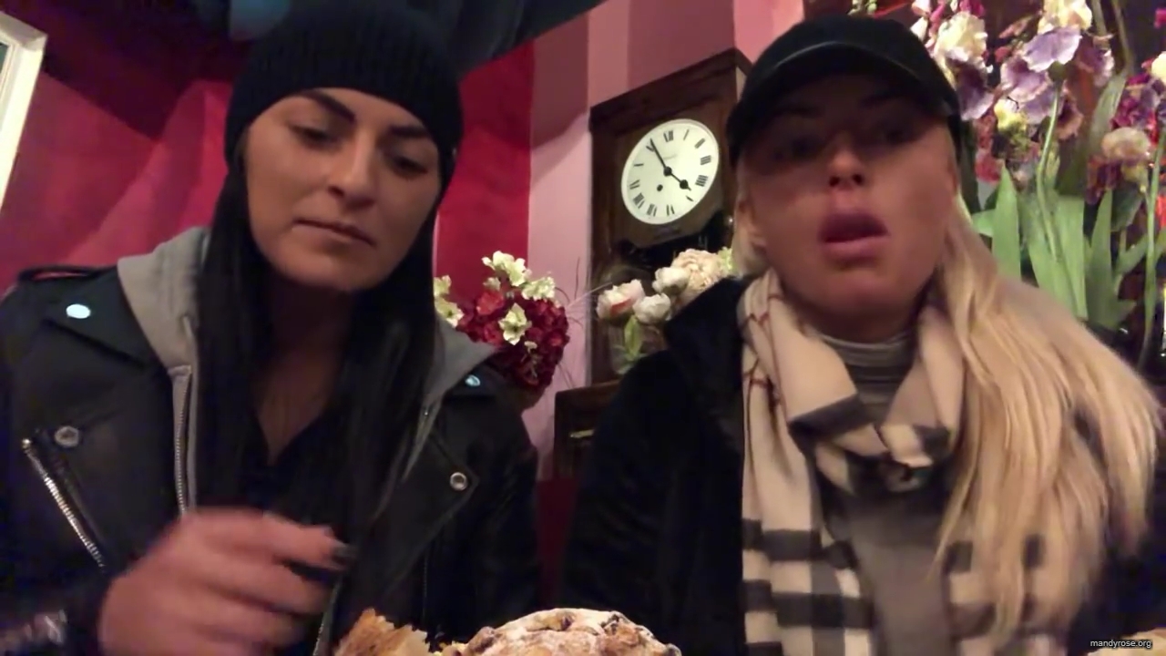 SPECIAL_Episode_of_DAMANDYZ_DONUTZ_in_Manchester_England_at_Richmond_Tea_Rooms21_________mp40147.jpg