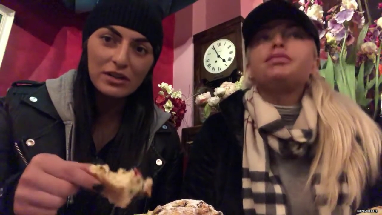 SPECIAL_Episode_of_DAMANDYZ_DONUTZ_in_Manchester_England_at_Richmond_Tea_Rooms21_________mp40149.jpg