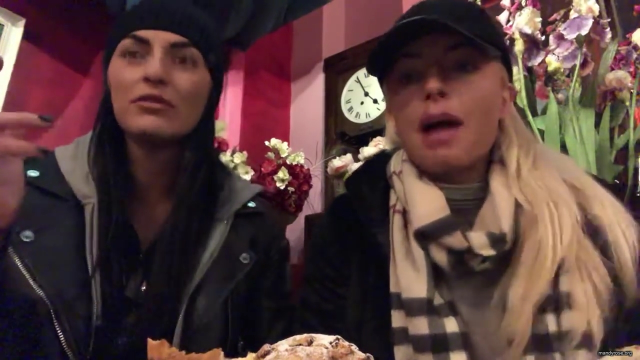 SPECIAL_Episode_of_DAMANDYZ_DONUTZ_in_Manchester_England_at_Richmond_Tea_Rooms21_________mp40150.jpg